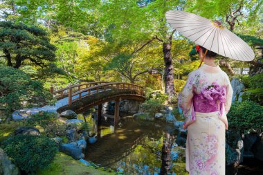 Geleneksel Kimono elbiseli genç Japon kadın Kyoto İmparatorluk Sarayı bahçesinde 