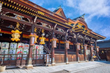 Japonya 'nın Kyoto kentindeki Kitano Tenmangu Tapınağı, Sugawara Michizane' ye adanmış birkaç yüz tapınaktan en önemlilerinden biridir.