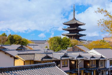 Yasaka Kulesi ya da Yasaka-no-no-to olarak bilinen Yasaka Pagoda. 5 katlı tapınak, Hokan-ji Tapınağı 'nın 6. yüzyılda inşa edilen son yapısıdır.