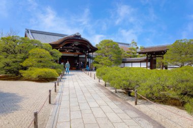 Kyoto, Japonya - 31 Mart 2023: Ninnaji, Kyoto 'nun en büyük tapınaklarından biridir..