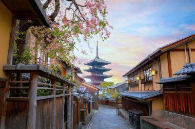 Japonya, Kyoto 'daki Yasaka Pagoda İlkbaharda kiraz çiçekleri açarken