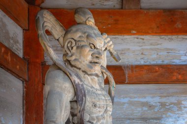 Nio, Buda 'nın öfkeli ve kaslı muhafızları Ninnaji tapınağının Kyoto, Japonya' daki kapısında nöbet tutuyorlar.