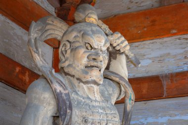 Nio, Buda 'nın öfkeli ve kaslı muhafızları Japonya' nın Kyoto kentindeki Ninnaji tapınağının kapısında nöbet tutuyorlar.