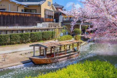 Fushimi Jikkokubune Boat Cruise, Japonya 'nın Kyoto kentindeki Fushimi Ward şehrinde bulunan bir gezi teknesi. 