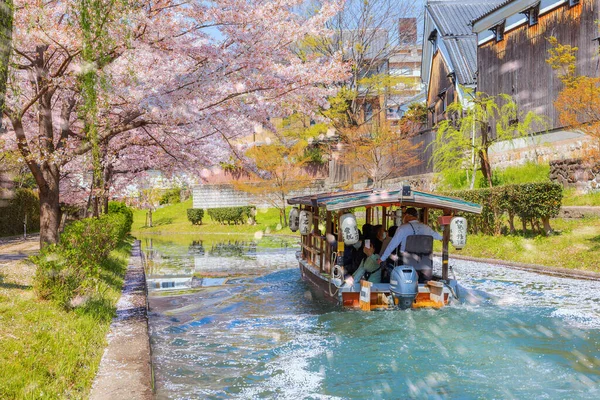 Fushimi Jikkokubune Boat Cruise, Japonya 'nın Kyoto kentindeki Fushimi Ward şehrinde bulunan bir gezi teknesi. 