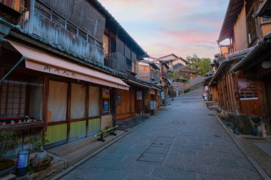 Nineizaka ya da Ninenzaka 'nın manzaralı günbatımı, Kyoto, Japonya' daki antik yaya yolu. 