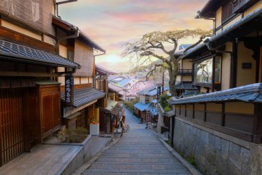 Nineizaka ya da Ninenzaka 'nın manzaralı günbatımı, Kyoto, Japonya' daki antik yaya yolu. 