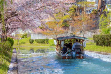 Kyoto, Japonya - Nisan 12023: Fushimi Jikkokubune Boat Cruise, Fushimi Ward 'da bulunan bir gezi teknesi.