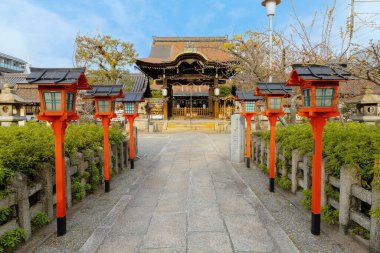 Rokusonno tapınağı 963 yılında inşa edildi, İmparator Seiwa 'nın 6. torunu MInamota no Tsunemoto' yu kutsadı. Kyoto 'daki en iyi kiraz çiçeği manzaralı yerlerden biri.