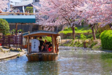 Kyoto, Japonya - Nisan 12023: Fushimi Jikkokubune Boat Cruise, Fushimi Ward 'da bulunan bir gezi teknesi.