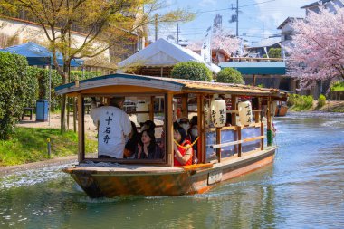 Kyoto, Japonya - Nisan 12023: Fushimi Jikkokubune Boat Cruise, Fushimi Ward 'da bulunan bir gezi teknesi.