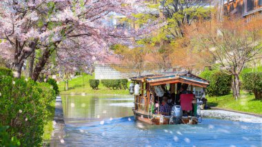Kyoto, Japonya - Nisan 12023: Fushimi Jikkokubune Boat Cruise, Fushimi Ward 'da bulunan bir gezi teknesi.