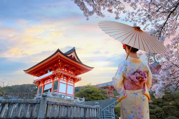 Kyoto, Japonya 'da kiraz çiçekleri açarken Kiyomizu-dera Tapınağı' nda geleneksel kimono elbiseli genç Japon kadınlarının manzarası.