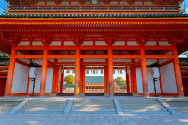 Başkentin Kyoto 'daki kuruluşunun 1100. yıldönümü vesilesiyle inşa edilen Heian Tapınağı, şehri yöneten ilk ve son imparatorların ruhlarına adanmıştır.