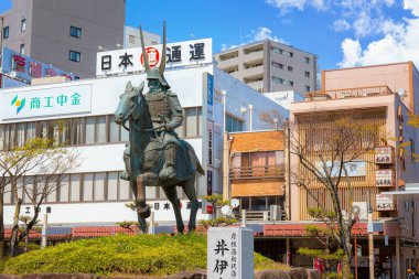 Ii Naomasa, Sengoku döneminde Tokugawa 'nın dört muhafızından biri olarak kabul edilen bir generaldi. Heykeli Shiga ilindeki Hikone istasyonunun önünde yer alıyordu.