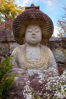 Japonya 'nın Kyoto kentindeki Kurodani tapınağı 1175 yılında kurulmuş, JHODO mezhebinin sekiz baş tapınağından biri, büyük Budist mezhebi.