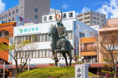 Shiga, Japonya 'daki Hikone istasyonunda Naomasa heykeli.