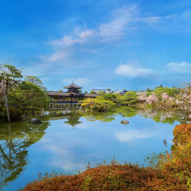Heian Jingu Bahçesi Heian Tapınağı, Kyoto, Japonya 'da çiçek açarken
