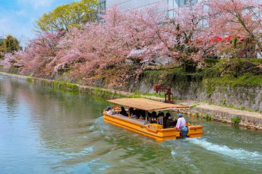 Kyoto, Japonya - 2 Nisan 2023: Okazaki Jikkokubune Boat Ride Nanzenji tekne iskelesinden Ebisu Barajı 'na ve gidiş dönüş yolculuğuna üç kilometre mesafede.
