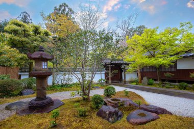 Japonya, Kyoto 'daki Shinnyodo Tapınağı' ndaki Japon Bahçesi.