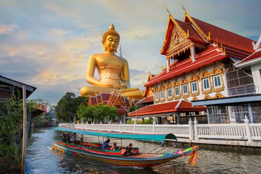 Bangkok, Tayland 'daki Wat Paknam Phasi Charoen tapınağında Büyük Oturan Buda Heykeli (Buddha Dhammakaya Dhepmongkol)