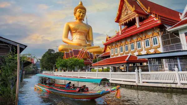 Stock image The Big Seated Buddha Statue (Buddha Dhammakaya Dhepmongkol) at Wat Paknam Phasi Charoen (temple) in Bangkok, Thailand