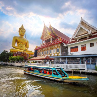 The Big Seated Buddha Statue (Buddha Dhammakaya Dhepmongkol) at Wat Paknam Phasi Charoen (temple) in Bangkok, Thailand clipart