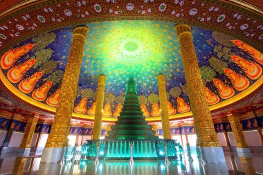 Bangkok, Tayland - 20 Aralık 2023: Wat Paknam Phasi Charoen 'deki Phrarathchamongkhon Stupa' nın iç mimarisi)