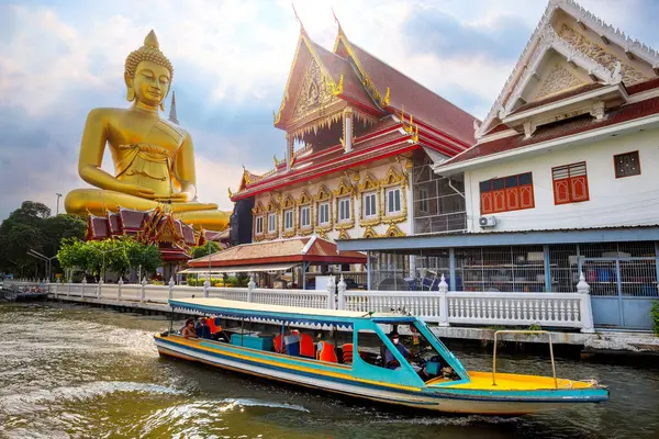 stock image The Big Seated Buddha Statue (Buddha Dhammakaya Dhepmongkol) at Wat Paknam Phasi Charoen (temple) in Bangkok, Thailand