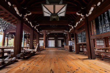 Kyoto 'nun merkezinde yer alan Higashi Honganji tapınağı, Japonya ve yurt dışında Shin Budizminin baskın iki alt mezhebinden biri.
