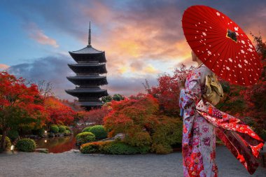 Geleneksel Kimonolu Japon Kadın Kyoto 'daki Toji Tapınağı' nda güzel bahçeli ve sonbahar yapraklı.