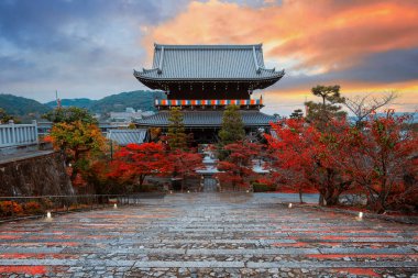 Kurodani ya da Konkai-Komyoji tapınağı Kyoto, Japonya 'da güzel bir sonbahar senaryosu ile