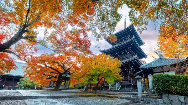 Shinnyodo ya da Shinshogokurakuji tapınağı Kyoto, Japonya 'da güzel bir sonbahar senaryosu ile