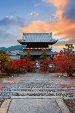 Kurodani ya da Konkai-Komyoji tapınağı Kyoto, Japonya 'da güzel bir sonbahar senaryosu ile