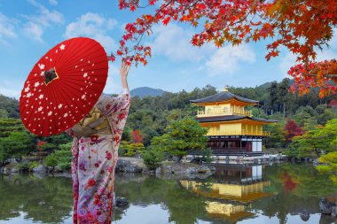 Japon Geleneksel Kimono Giyinen Kadın Kinkakuji 'de Kyoto, Japonya' da renkli sonbahar yapraklarıyla