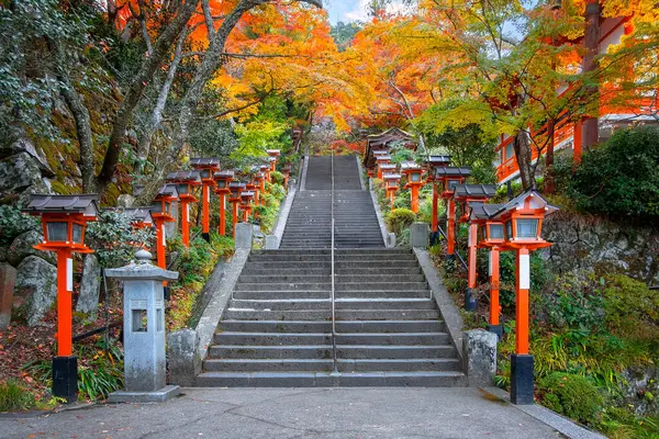 Japonya 'nın Kyoto şehrinde güzel bir sonbahar manzarası olan Kuramadera, Dağ boyunca yayılmış büyük bir tapınak kompleksidir. Kurama.