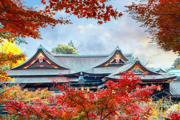 Kitano Tenmangu Tapınağı Kyoto, Japonya 'da canlı sonbahar yeşillikleri ile