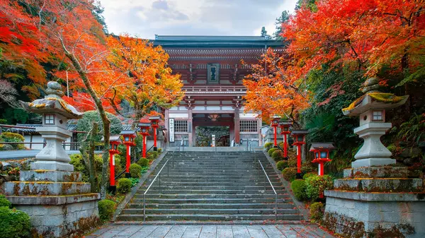 Japonya 'nın Kyoto şehrinde güzel bir sonbahar manzarası olan Kuramadera, Dağ boyunca yayılmış büyük bir tapınak kompleksidir. Kurama.