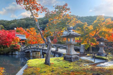Japonya 'nın Kyoto şehrinde sonbaharda güzel yeşillikleri olan Eikando Zenrin-ji tapınağı.