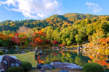 Japonya, Kyoto 'da sonbaharda güzel yeşilliklerle Tenryuji Tapınağı manzarası