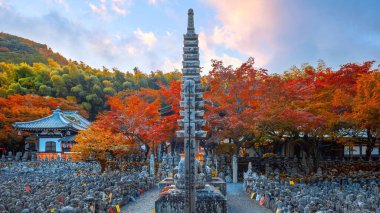 Japonya 'nın Kyoto kentinde sonbaharda güzel yeşillikleri olan Adashino Nenbutsuji tapınağının manzarası.