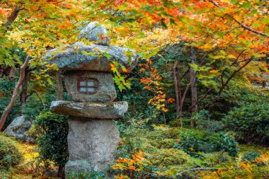 Japonya 'nın Kyoto kentinde sonbaharda güzel yeşillikleri olan Enko-ji tapınağının manzarası.