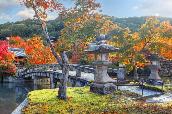 Japonya 'nın Kyoto kentinde sonbaharda güzel yeşillikleri olan Eikando Zenrin-ji tapınağının manzarası.
