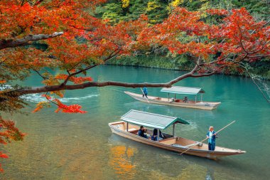 Arashiyama bölgesindeki Katsura nehrinde Hozu Nehri Tekne Gezileri