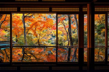 Kyoto, Japonya - 18 Kasım 2024: Arashiyama Yusai Tei Galerisi Sonbahar yaprakları yansıması manzaralı Arashiyama, Kyoto, Japonya