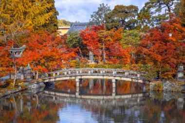 Japonya 'nın Kyoto kentinde sonbaharda güzel yeşillikleri olan Eikando Zenrin-ji tapınağının manzarası.