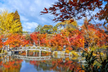 Japonya 'nın Kyoto kentinde sonbaharda güzel yeşillikleri olan Eikando Zenrin-ji tapınağının manzarası.