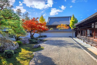 Nanzenji tapınağının manzarası ve sonbaharda Japonya 'nın Kyoto şehrinde güzel yeşillikleri olan Hojo bahçesi.