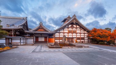 Japonya, Kyoto 'da sonbaharda güzel yeşilliklerle Tenryuji Tapınağı manzarası