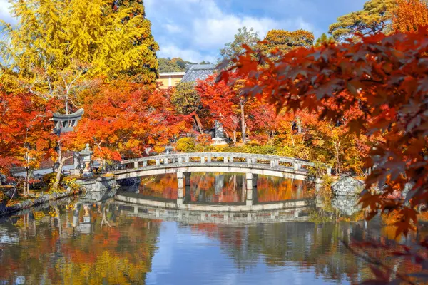 Japonya 'nın Kyoto kentinde sonbaharda güzel yeşillikleri olan Eikando Zenrin-ji tapınağının manzarası.